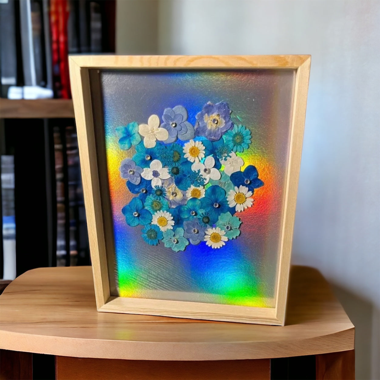Blau schillernde Blumenkunst